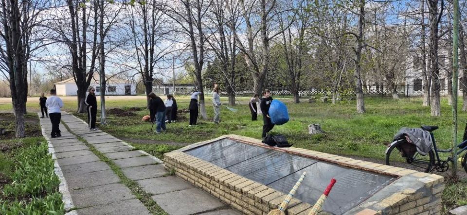 В пгт Шахтерский провели субботник у Памятного знака в честь воинов-земляков В пгт Шахтерский провели субботник у Памятного знака в честь воинов-земляков