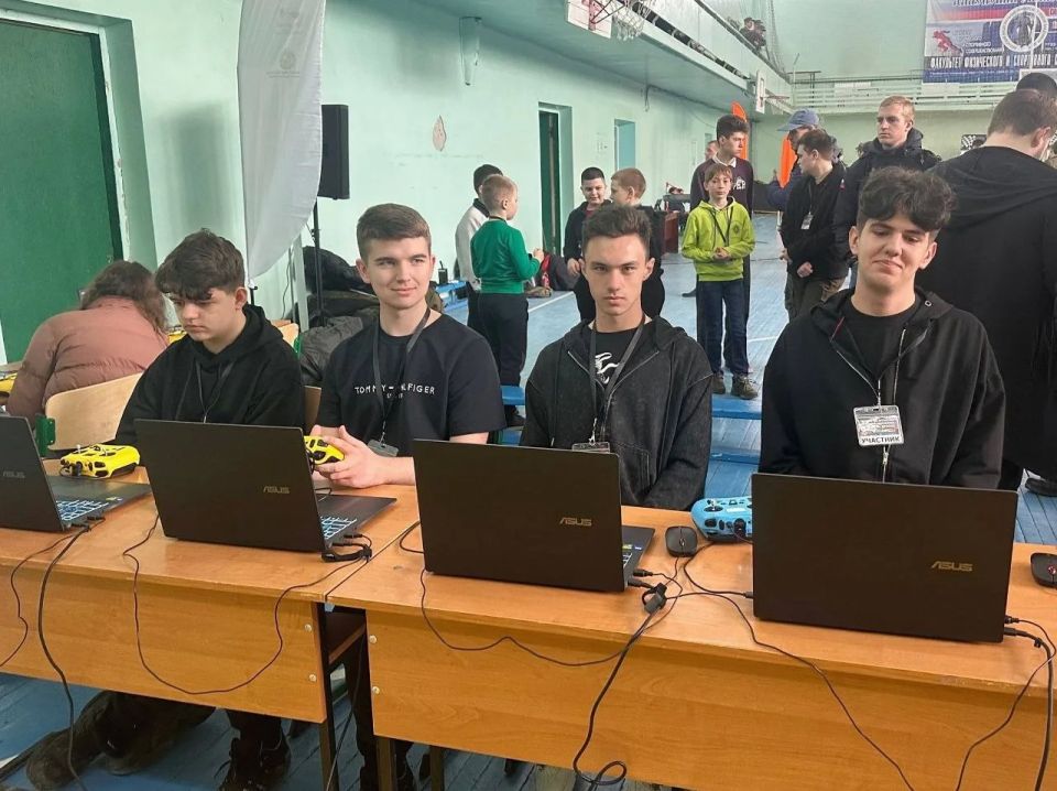 Первомайские школьники показали мастерство на республиканских гонках дронов Первомайские школьники показали мастерство на республиканских гонках дронов