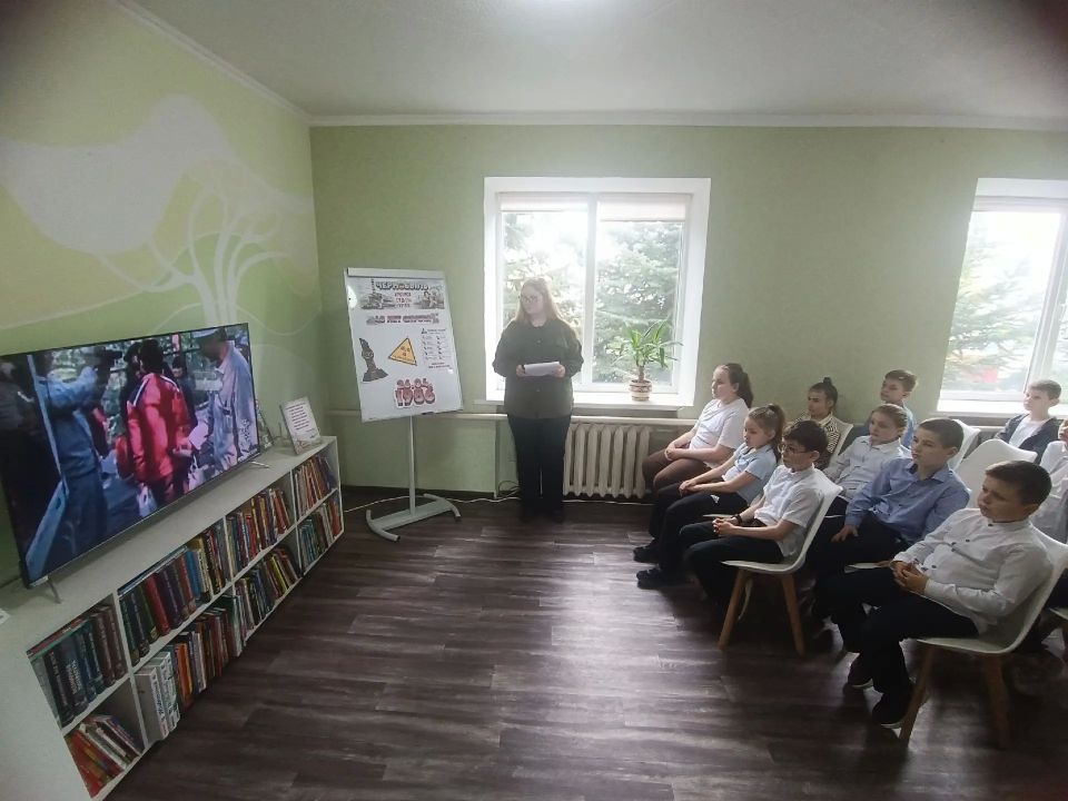 В Лутугинской Районной библиотеке детей прошёл экологический час «Чернобыльской весне забвенья нет» В Лутугинской Районной библиотеке детей прошёл экологический час «Чернобыльской весне забвенья нет»