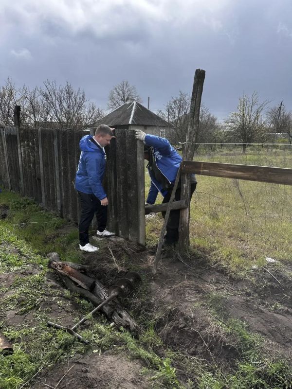 Сказано — сделано: в рамках акции "Весна - пора наводить порядки" северодонецкие единороссы оказали помощь жительнице поселка Боровское Сказано — сделано: в рамках акции "Весна - пора наводить порядки" северодонецкие единороссы оказали помощь жительнице поселка Боровское