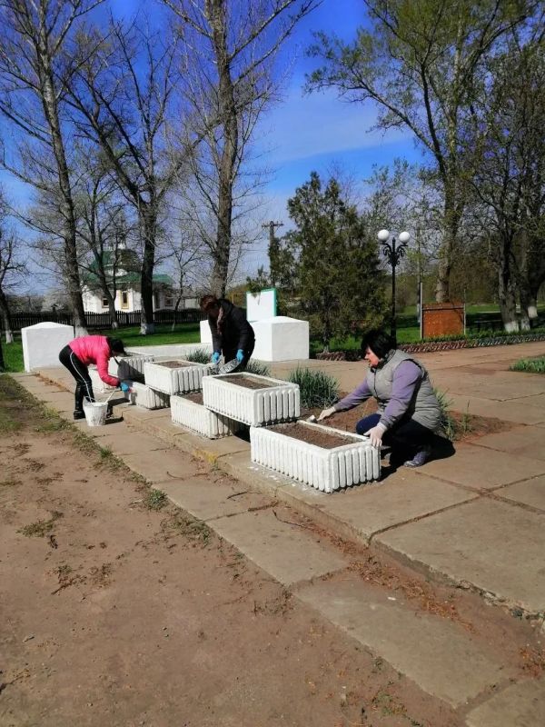 Чистота и красота: субботник в парке пгт Лозно-Александровка Чистота и красота: субботник в парке пгт Лозно-Александровка