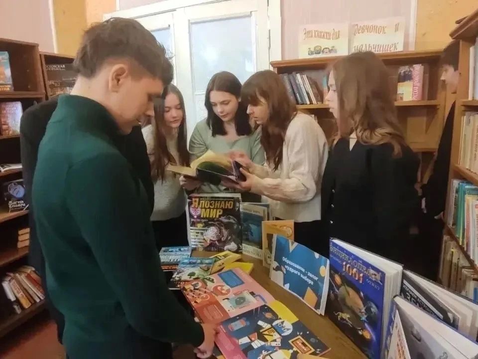 Члены УИК Алчевска продолжают правовое просвещение будущих избирателей Члены УИК Алчевска продолжают правовое просвещение будущих избирателей