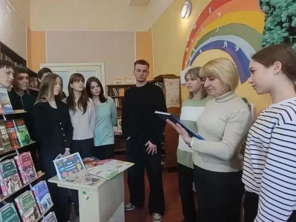 Члены УИК Алчевска продолжают правовое просвещение будущих избирателей Члены УИК Алчевска продолжают правовое просвещение будущих избирателей