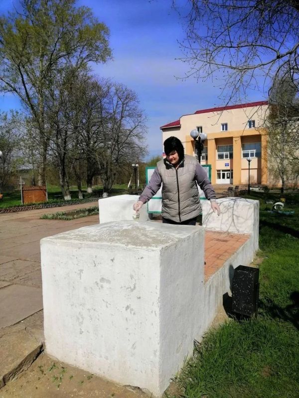 Чистота и красота: субботник в парке пгт Лозно-Александровка Чистота и красота: субботник в парке пгт Лозно-Александровка