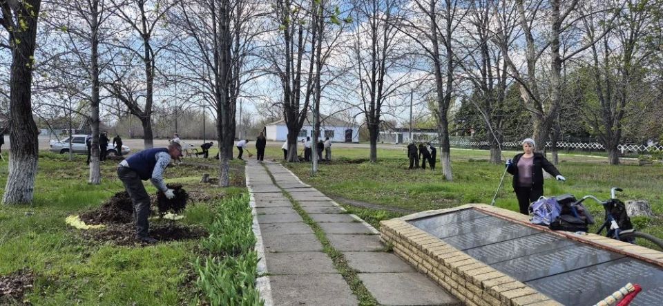 В пгт Шахтерский провели субботник у Памятного знака в честь воинов-земляков В пгт Шахтерский провели субботник у Памятного знака в честь воинов-земляков