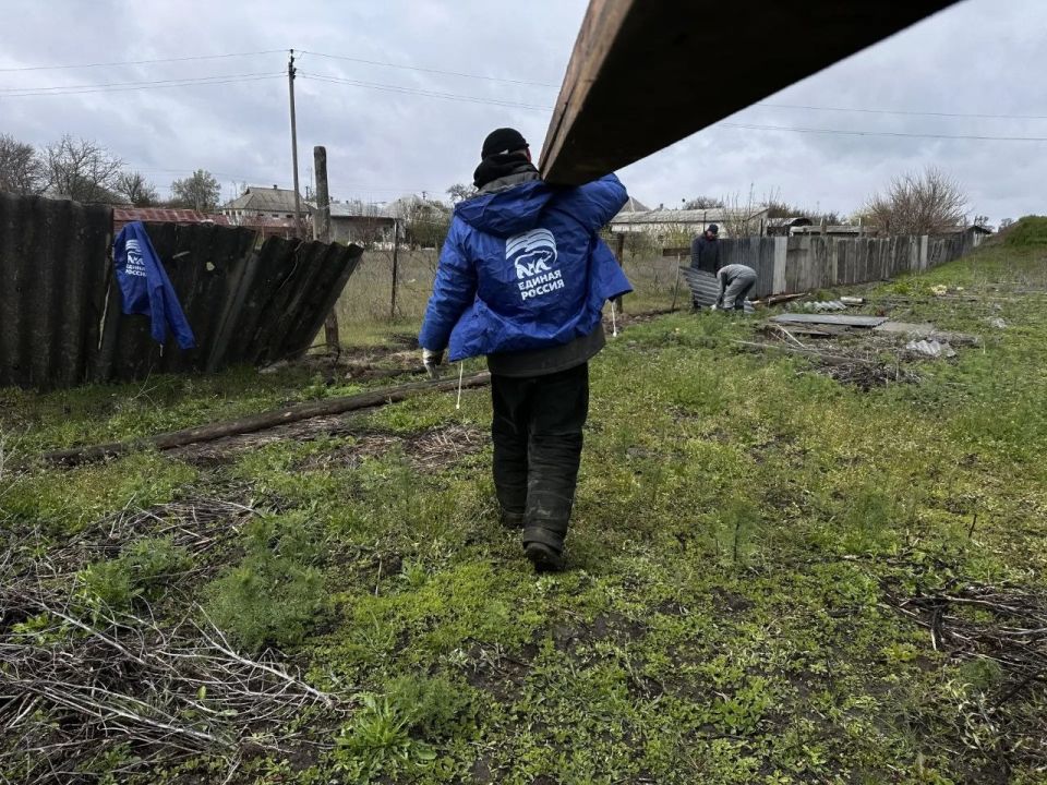 Сказано — сделано: в рамках акции "Весна - пора наводить порядки" северодонецкие единороссы оказали помощь жительнице поселка Боровское Сказано — сделано: в рамках акции "Весна - пора наводить порядки" северодонецкие единороссы оказали помощь жительнице поселка Боровское