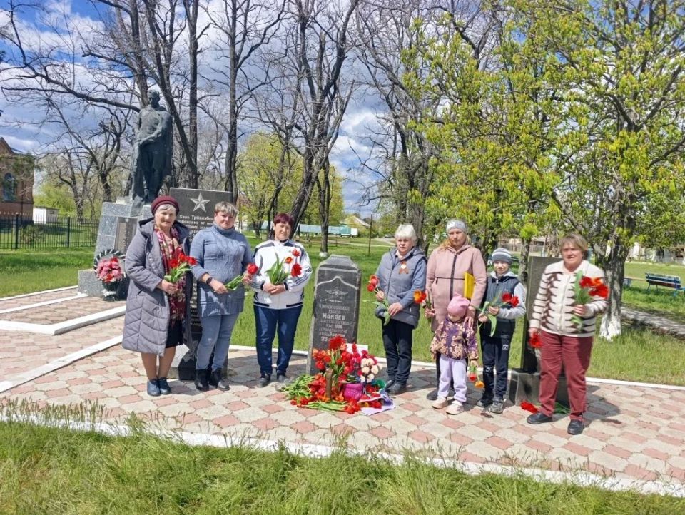 Активисты Трехизбенки почтили память летчика Мамаева Активисты Трехизбенки почтили память летчика Мамаева