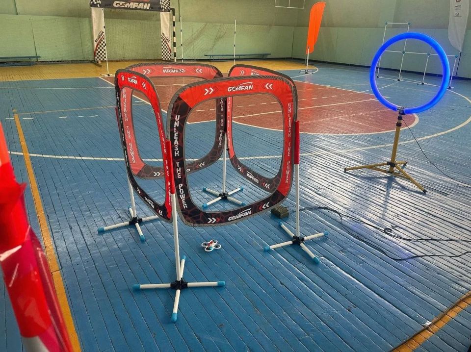 Первомайские школьники показали мастерство на республиканских гонках дронов Первомайские школьники показали мастерство на республиканских гонках дронов