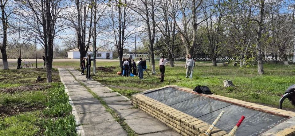 В пгт Шахтерский провели субботник у Памятного знака в честь воинов-земляков В пгт Шахтерский провели субботник у Памятного знака в честь воинов-земляков