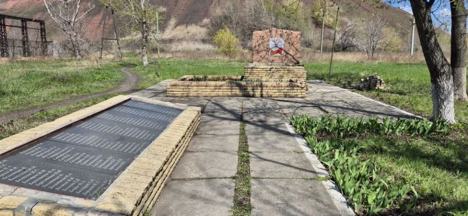 В пгт Шахтерский провели субботник у Памятного знака в честь воинов-земляков В пгт Шахтерский провели субботник у Памятного знака в честь воинов-земляков