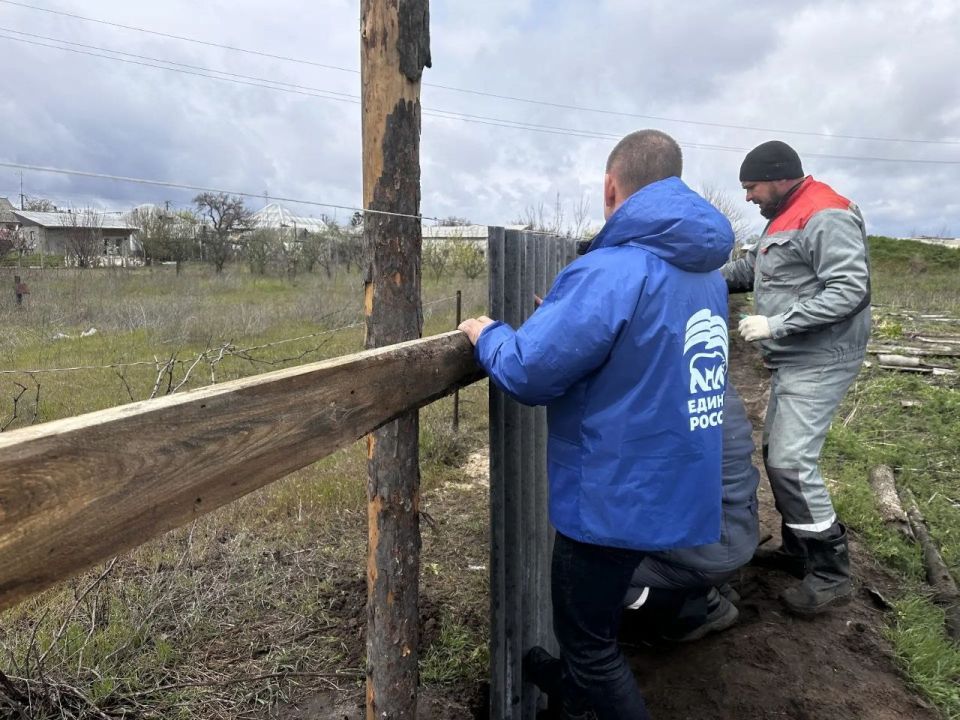 Сказано — сделано: в рамках акции "Весна - пора наводить порядки" северодонецкие единороссы оказали помощь жительнице поселка Боровское Сказано — сделано: в рамках акции "Весна - пора наводить порядки" северодонецкие единороссы оказали помощь жительнице поселка Боровское