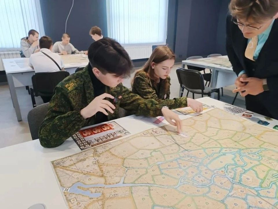 Обучающиеся Брянковской гимназии Мартынова Дарья, Баделин Богдан,Дыда Ярослав и Ставицкий Сергей под руководством Ирины Игоревны Пак стали победителями регионального турнира "Путь к Победе.Битва за Берлин" Обучающиеся Брянковской гимназии Мартынова Дарья, Баделин Богдан,Дыда Ярослав и Ставицкий Сергей под руководством Ирины Игоревны Пак стали победителями регионального турнира "Путь к Победе.Битва за Берлин"