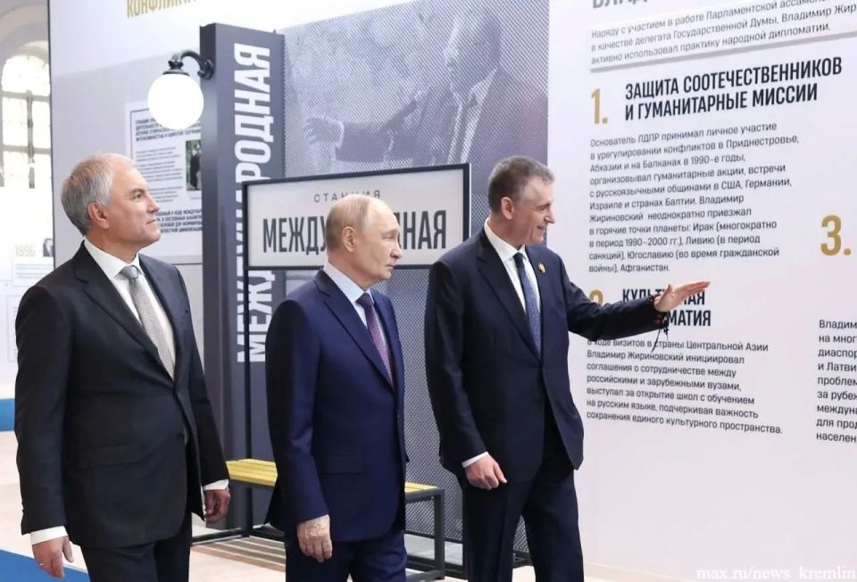 Владимир Путин посетил в Манеже выставку, посвященную 80-летию со дня рождения Жириновского Владимир Путин посетил в Манеже выставку, посвященную 80-летию со дня рождения Жириновского