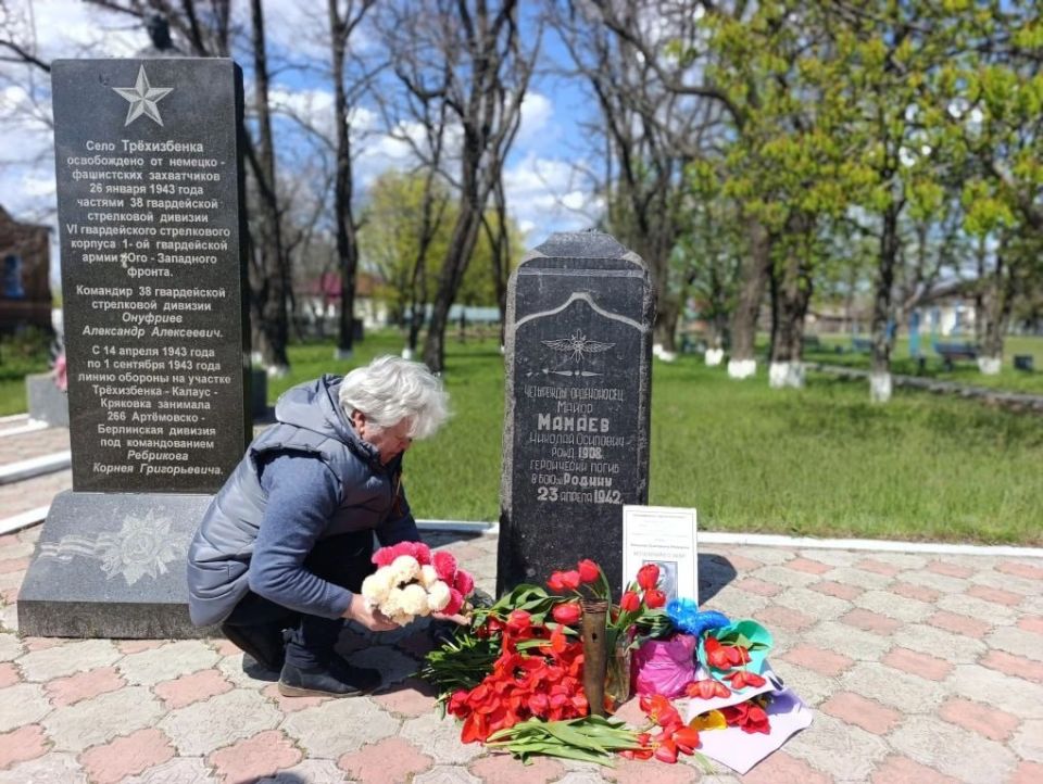 Активисты Трехизбенки почтили память летчика Мамаева Активисты Трехизбенки почтили память летчика Мамаева