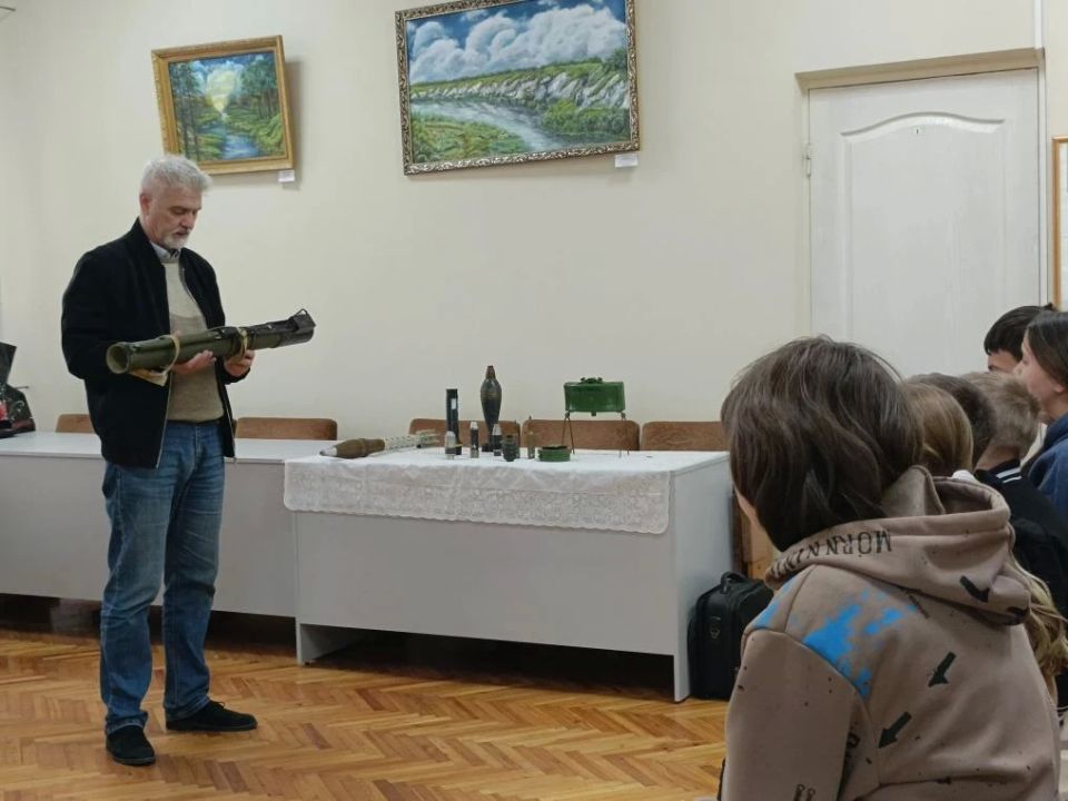 В Галерее искусств Луганского художественного музея состоялось просветительское мероприятие, посвящённое Международному дню солидарности молодёжи и Дням памяти о геноциде советского народа в годы Великой Отечественной войны В Галерее искусств Луганского художественного музея состоялось просветительское мероприятие, посвящённое Международному дню солидарности молодёжи и Дням памяти о геноциде советского народа в годы Великой Отечественной войны