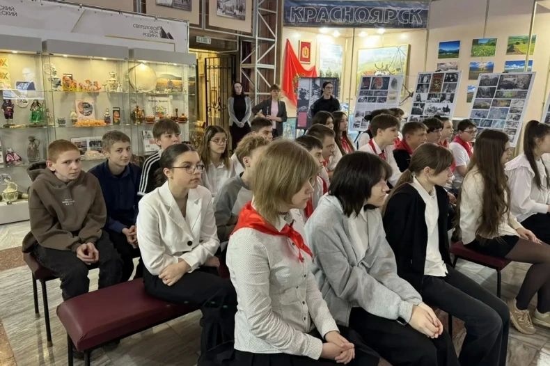 Сотрудники ОГИБДД ОМВД России «Свердловский» совместно с учащимися свердловских школ посетили музейную экспозицию, посвящённую истории службы Госавтоинспекции Сотрудники ОГИБДД ОМВД России «Свердловский» совместно с учащимися свердловских школ посетили музейную экспозицию, посвящённую истории службы Госавтоинспекции