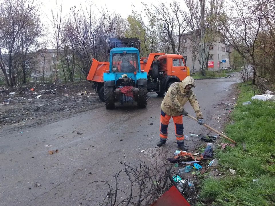 Несмотря на капризы весенней погоды, коммунальщики продолжают работы по благоустройству и вывозу мусора с городских территорий Несмотря на капризы весенней погоды, коммунальщики продолжают работы по благоустройству и вывозу мусора с городских территорий