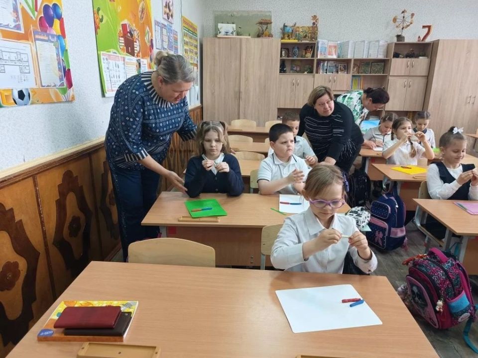 В школе Луганска прошёл творческий мастер-класс ко Дню молодого избирателя В школе Луганска прошёл творческий мастер-класс ко Дню молодого избирателя