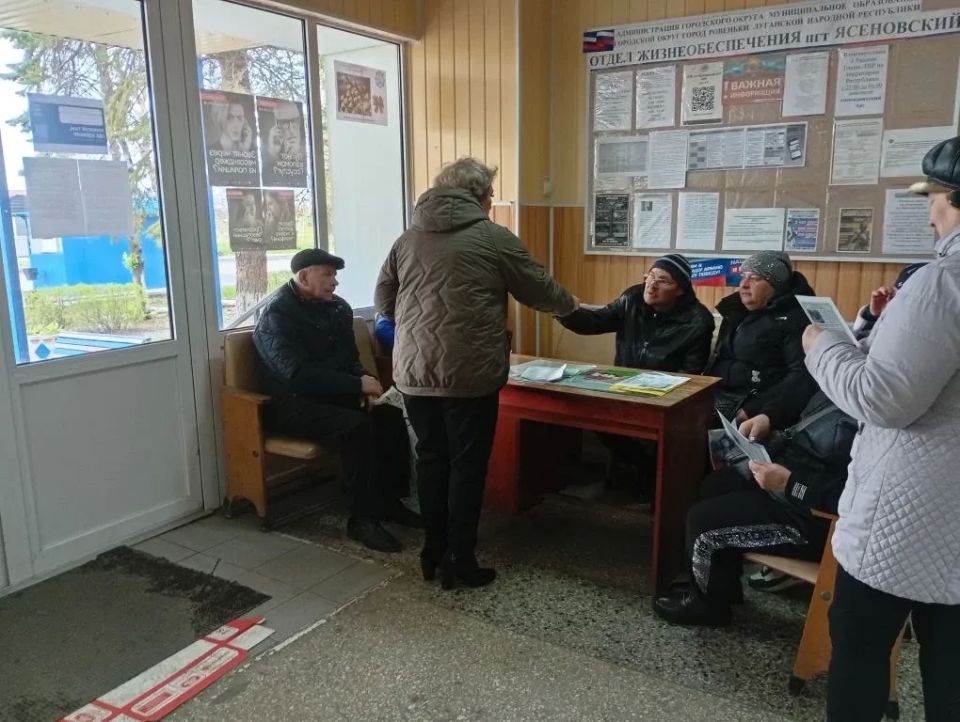 Сегодня в здании отдела жизнеобеспечения пгт Ясеновский, пгт Пролетарский состоялась информационная беседа с жителями посёлка на актуальные темы: Сегодня в здании отдела жизнеобеспечения пгт Ясеновский, пгт Пролетарский состоялась информационная беседа с жителями посёлка на актуальные темы: