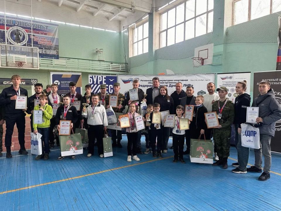 Первомайские школьники показали мастерство на республиканских гонках дронов Первомайские школьники показали мастерство на республиканских гонках дронов