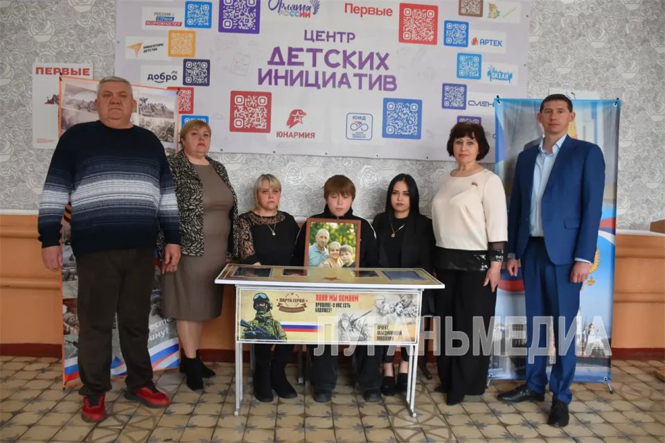 В Новодарьевской школе имени В. Д. Луганского открыли Парту Героя В Новодарьевской школе имени В. Д. Луганского открыли Парту Героя