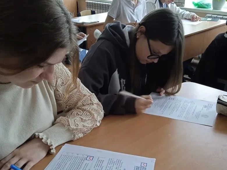 В Марковском округе прошёл «Избирательный диктант» для старшеклассников В Марковском округе прошёл «Избирательный диктант» для старшеклассников