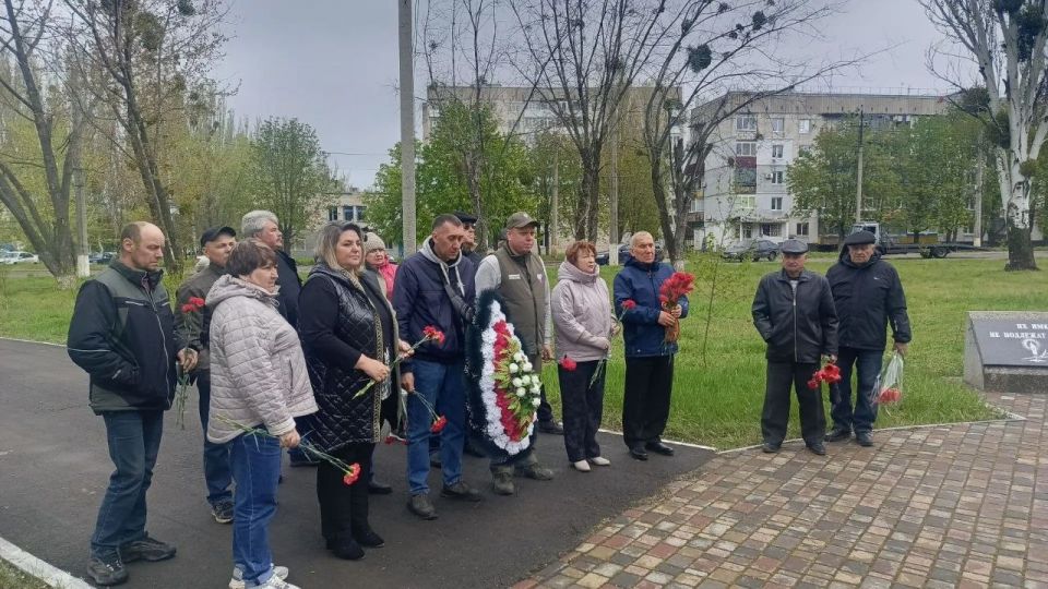 В городе Лисичанске, в преддверии 40-й годовщины аварии на Чернобыльской АЭС, состоялось возложение цветов к памятнику чернобыльцам В городе Лисичанске, в преддверии 40-й годовщины аварии на Чернобыльской АЭС, состоялось возложение цветов к памятнику чернобыльцам