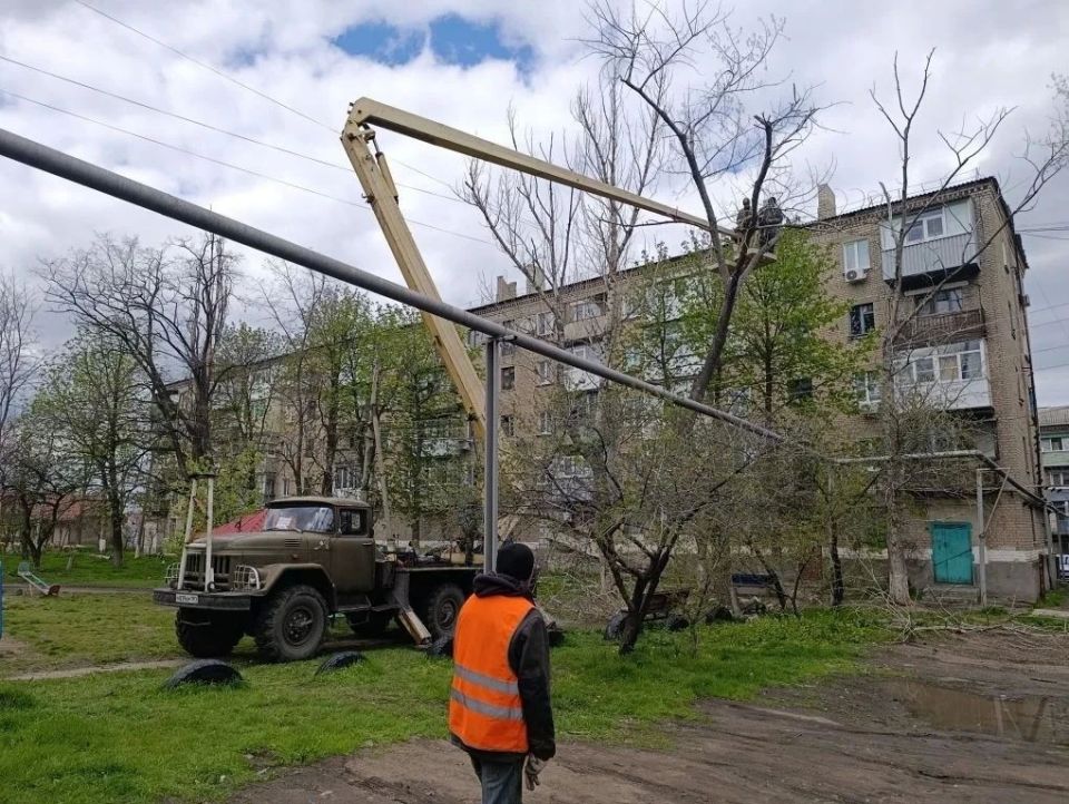 Безопасность превыше всего: Ровеньковские коммунальщики наводят порядок в Ясеновском по обращениям граждан Безопасность превыше всего: Ровеньковские коммунальщики наводят порядок в Ясеновском по обращениям граждан