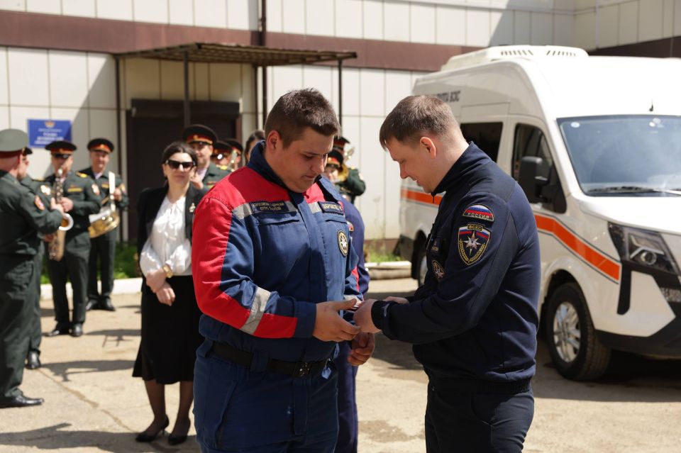 Руководитель ВСКС наградил добровольцев Луганского РО ВСКС в Дагестане Руководитель ВСКС наградил добровольцев Луганского РО ВСКС в Дагестане