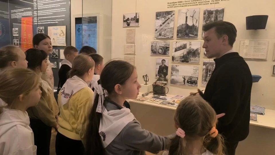 В Луганском музее школьникам показали «Дерево-крест» и рассказали о подвиге чернобыльцев В Луганском музее школьникам показали «Дерево-крест» и рассказали о подвиге чернобыльцев