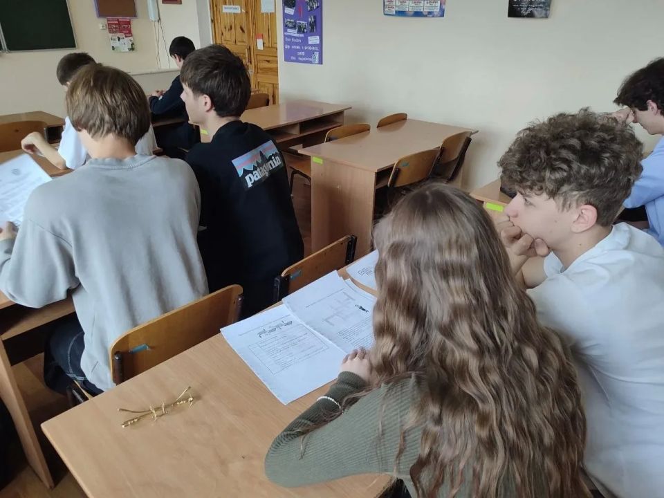 В луганских школах №20 и №5 прошёл «Избирательный диктант» для старшеклассников В луганских школах №20 и №5 прошёл «Избирательный диктант» для старшеклассников