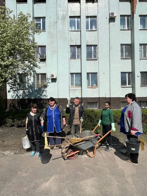 Весенний субботник на Луганском Почтамте Весенний субботник на Луганском Почтамте