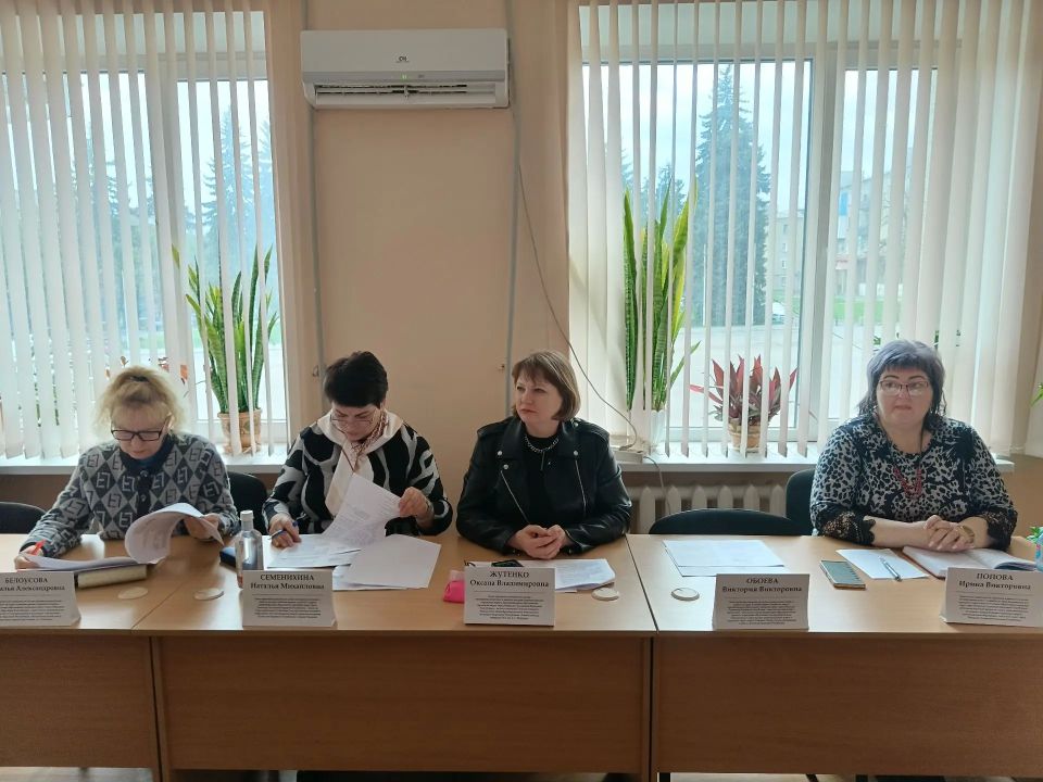 В Администрации городского округа город Ровеньки состоялось очередное заседание городской комиссии по делам несовершеннолетних и защите их прав под председательством заместителя Главы Администрации городского округа город... В Администрации городского округа город Ровеньки состоялось очередное заседание городской комиссии по делам несовершеннолетних и защите их прав под председательством заместителя Главы Администрации городского округа город...
