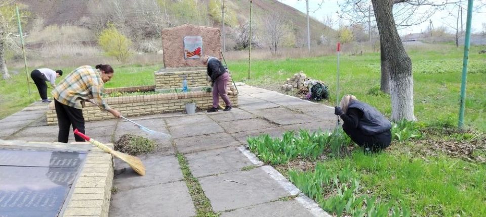 В пгт Шахтерский провели субботник у Памятного знака в честь воинов-земляков В пгт Шахтерский провели субботник у Памятного знака в честь воинов-земляков
