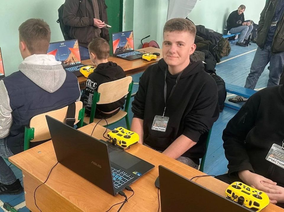 Первомайские школьники показали мастерство на республиканских гонках дронов Первомайские школьники показали мастерство на республиканских гонках дронов
