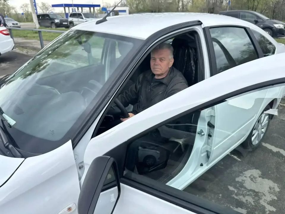 17 жителей ЛНР получили специализированные автомобили от ОСФР по ЛНР 17 жителей ЛНР получили специализированные автомобили от ОСФР по ЛНР
