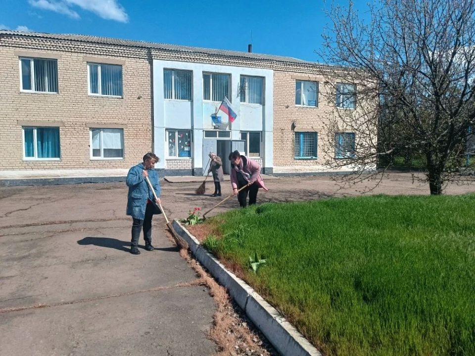 Сегодня сотрудники отдела по жизнеобеспечению пгт Северный, с. Давыдо-Никольское, с. Великий Суходол, педагогические коллективы и работники культуры присоединились к Всероссийскому субботнику Сегодня сотрудники отдела по жизнеобеспечению пгт Северный, с. Давыдо-Никольское, с. Великий Суходол, педагогические коллективы и работники культуры присоединились к Всероссийскому субботнику