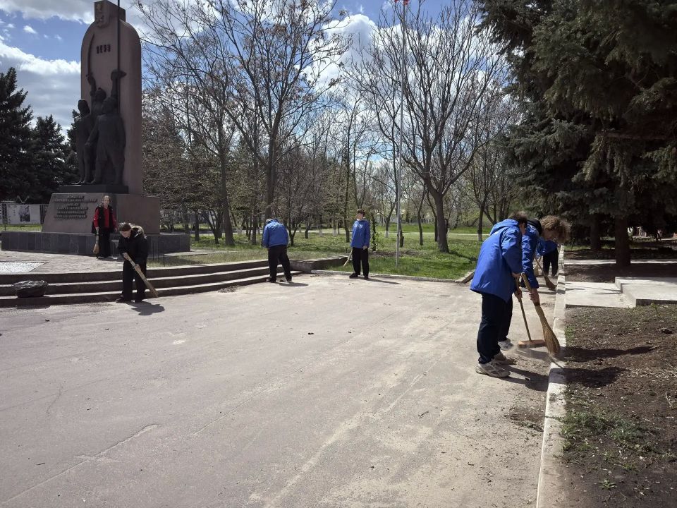 Активисты «Молодой Гвардии» и «Движения Первых» Славяносербска доказали: чистота начинается с уважения к истории Активисты «Молодой Гвардии» и «Движения Первых» Славяносербска доказали: чистота начинается с уважения к истории