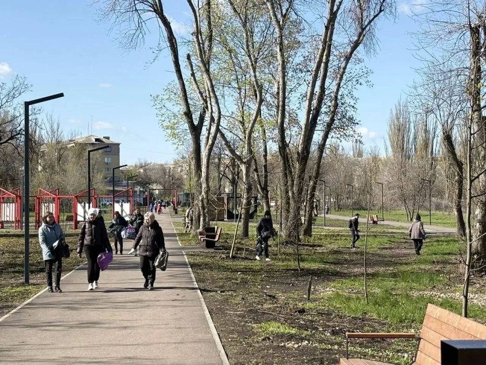 В рамках проведения Всероссийского субботника сотрудники Филиала № 13 ГКУ ЛНР «Республиканский центр социальной защиты населения» в г. Красный Луч и ГБУ ЛНР «Краснолучский комплексный центр социального обслуживания населения... В рамках проведения Всероссийского субботника сотрудники Филиала № 13 ГКУ ЛНР «Республиканский центр социальной защиты населения» в г. Красный Луч и ГБУ ЛНР «Краснолучский комплексный центр социального обслуживания населения...