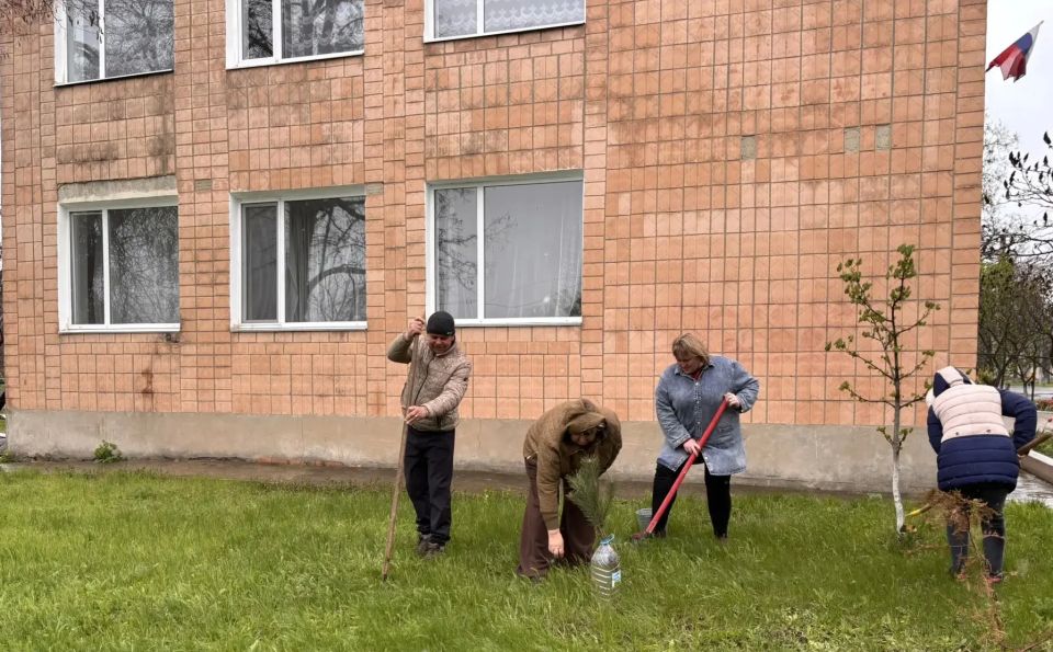 Сегодня сотрудники отдела по жизнеобеспечению пгт Северный, с. Давыдо-Никольское, с. Великий Суходол, педагогические коллективы и работники культуры присоединились к Всероссийскому субботнику Сегодня сотрудники отдела по жизнеобеспечению пгт Северный, с. Давыдо-Никольское, с. Великий Суходол, педагогические коллективы и работники культуры присоединились к Всероссийскому субботнику