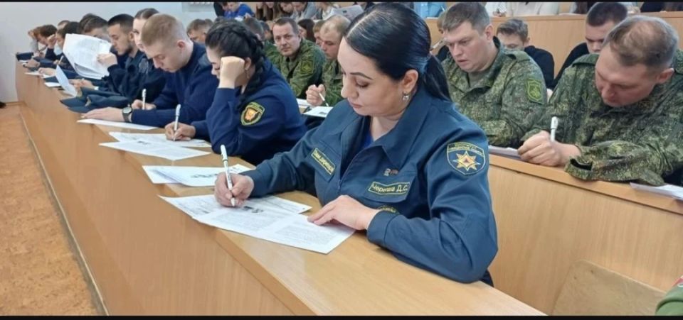 Депутаты Луганска проверили свои знания в "Диктанте Победы" Депутаты Луганска проверили свои знания в "Диктанте Победы"