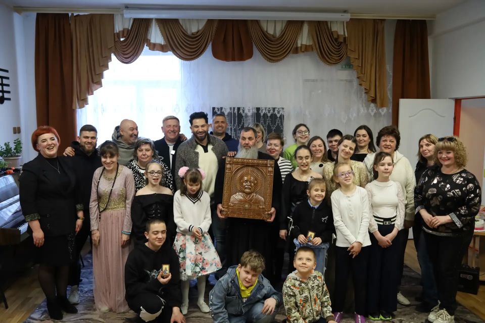 При поддержке «Единой России» к юным луганчанам приехали известные гости и благотворители При поддержке «Единой России» к юным луганчанам приехали известные гости и благотворители
