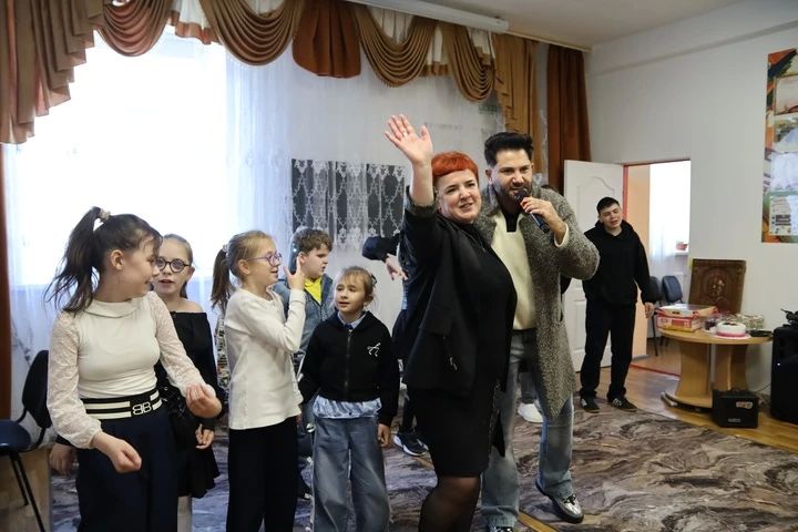 Авраам Руссо и Арам Арчер привезли подарки юным жителям Луганска Авраам Руссо и Арам Арчер привезли подарки юным жителям Луганска