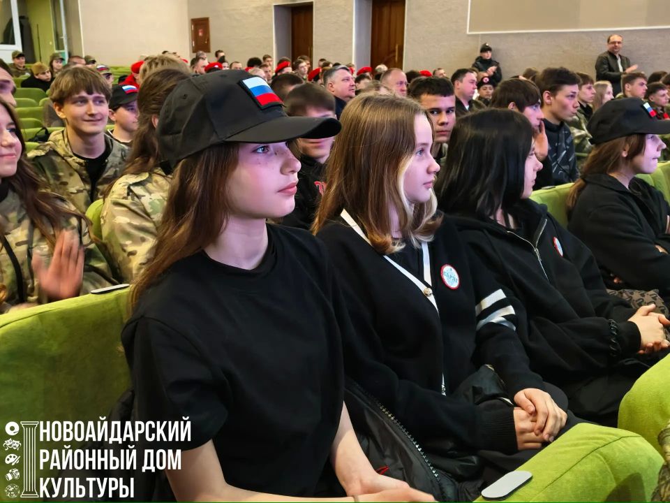 Работников Новоайдарского районного дома культуры наградили за неоценимый вклад в организацию и проведение всероссийской военно-патриотической игры «Зарница» Работников Новоайдарского районного дома культуры наградили за неоценимый вклад в организацию и проведение всероссийской военно-патриотической игры «Зарница»