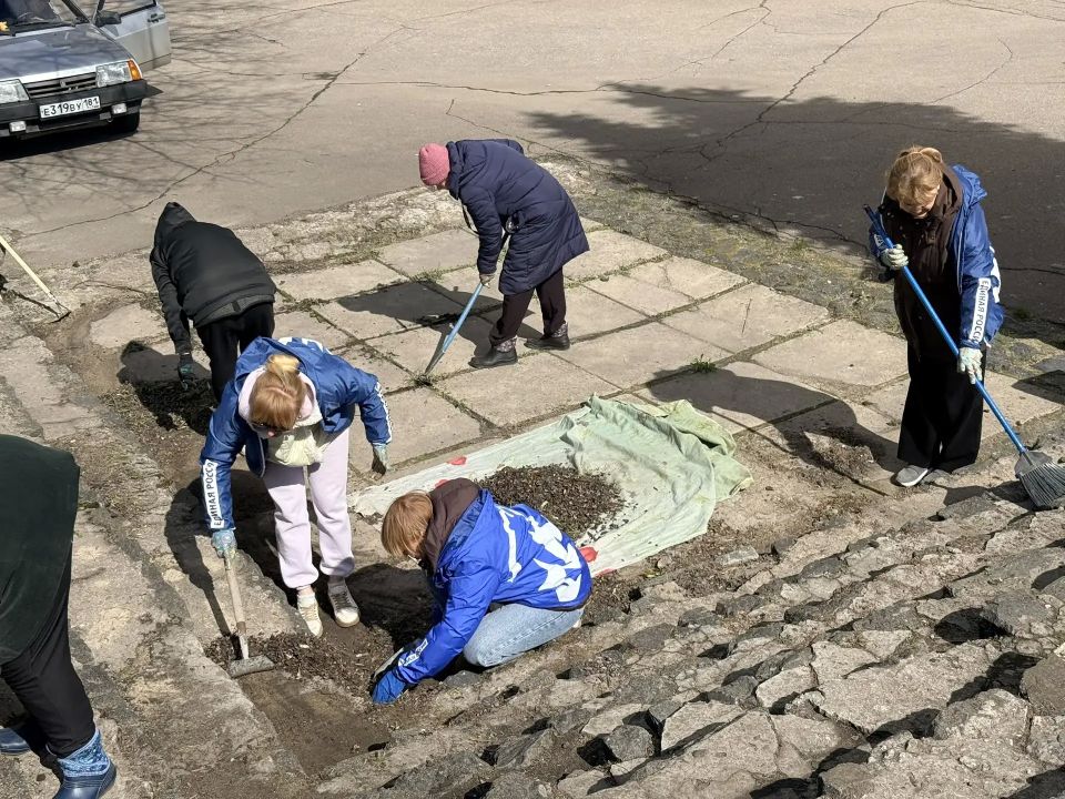 Единство и забота о городе: как Брянка встретила Всероссийский субботник Единство и забота о городе: как Брянка встретила Всероссийский субботник