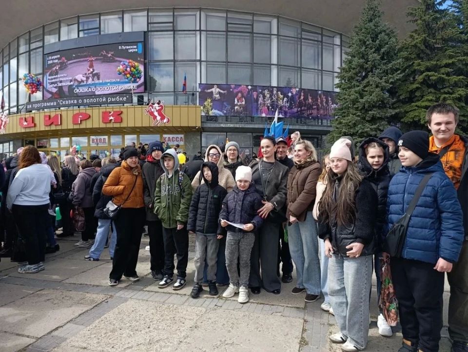 Особенный подарок: дети из Стаханова впервые увидели «Сказку о золотой рыбке» на арене Луганского цирка Особенный подарок: дети из Стаханова впервые увидели «Сказку о золотой рыбке» на арене Луганского цирка