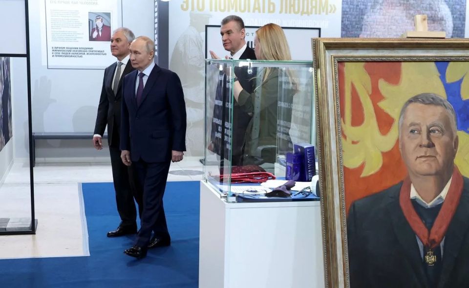 Президент Владимир Путин посетил выставку «Жириновский Президент Владимир Путин посетил выставку «Жириновский