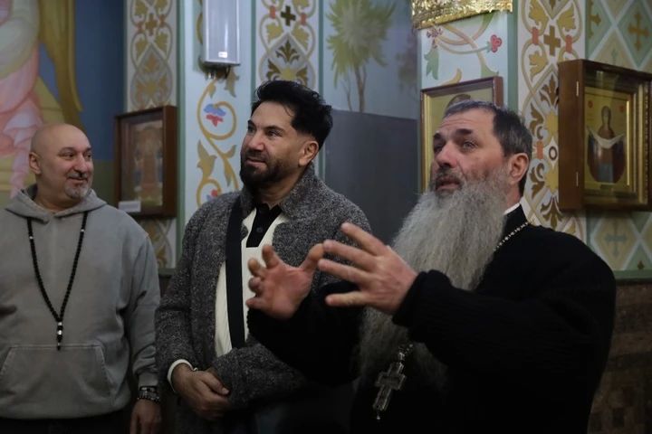 Авраам Руссо и Арам Арчер привезли подарки юным жителям Луганска Авраам Руссо и Арам Арчер привезли подарки юным жителям Луганска