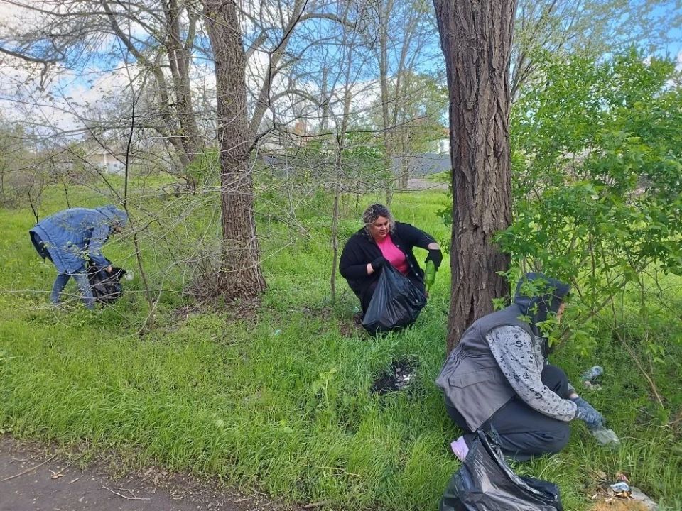 В рамках проведения Всероссийского субботника в населённых пунктах, находящихся в ведении отдела по жизнеобеспечению пгт Краснодон, пгт Энгельсово, пгт Семейкино, были проведены значительные работы по благоустройству В рамках проведения Всероссийского субботника в населённых пунктах, находящихся в ведении отдела по жизнеобеспечению пгт Краснодон, пгт Энгельсово, пгт Семейкино, были проведены значительные работы по благоустройству