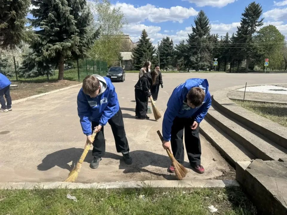Активисты «Молодой Гвардии» и «Движения Первых» Славяносербска доказали: чистота начинается с уважения к истории Активисты «Молодой Гвардии» и «Движения Первых» Славяносербска доказали: чистота начинается с уважения к истории